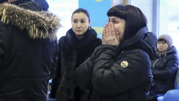 Orsk. Zoufalí příbuzní pasažérů letounu An-148, který se zřítil v neděli po startu z Moskvy (11. února 2018)