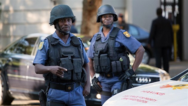 Jihoafrick policie zasahovala v Johannesburgu v rezidenci podnikatelsk rodiny Gupt, kter je blzk prezidentu Jacobu Zumovi. (14. nora 2018)