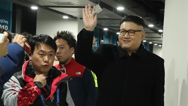 Imittor Kim ong-una zaskoil severokorejsk roztleskvaky na hokejovm zpase mezi spojenm tmem obou Korej a Japonskem. (14. nora 2018)