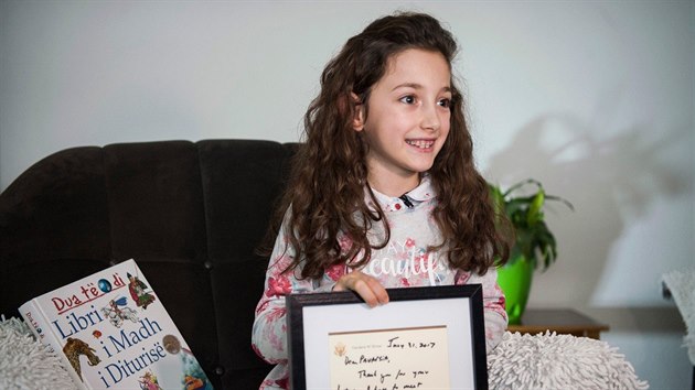 Kosovská holčička Pavaresia s dopisem od George W. Bushe (2. února 2018)