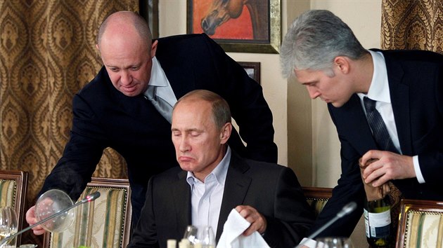 Jevgenij Prigožin obsluhuje ruského prezidenta Vladimira Putina ve své moskevské restauraci Cheval Blanc (11. listopadu 2011)