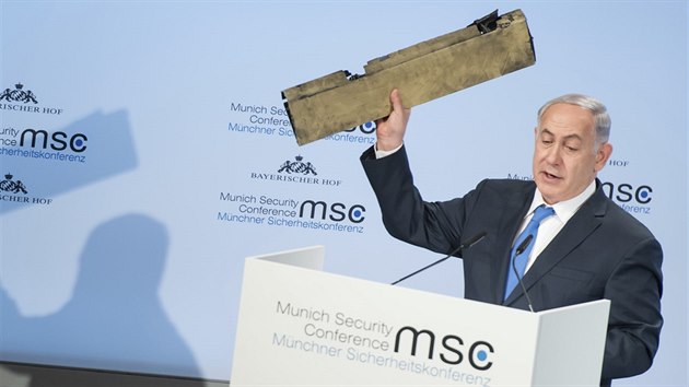 Benjamin Netanjahu si na bezpenostn konferenci v Mnichov pivezl kus sestelenho rnskho dronu (18. nora 2018)
