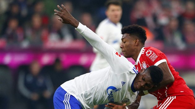 O m se petlauj Breel Embolo ze Schalke a David Alaba (vpravo) z Bayernu Mnichov.