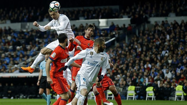 Cristiano Ronaldo z Realu Madrid hlavikuje v utkn proti San Sebastianu.