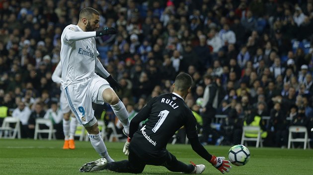 Karim Benzema v anci, kterou zmail brank Geronimo Rulli ze San Sebastianu.