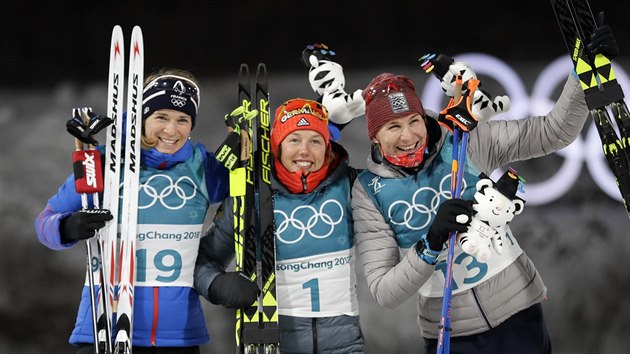 MEDAILOVÉ RADOVÁNKY. Anais Bescondová, Laura Dahlmeierová a Anastázia Kuzminová (zleva) po stíhacím závodu na 10 kilometrů.