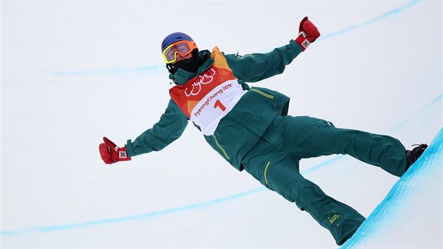 Australan Scotty James v akci pi finle mu na snowboardu na U-ramp.