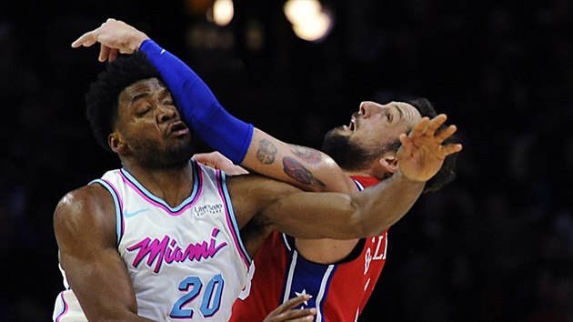 Justise Winslow (vlevo) z Miami a Marco Belinelli z Philadelphie.