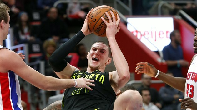 Rovnovhu ztratil Mike Muscala z Atlanty na palubovce Detroitu.