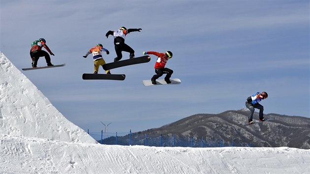 Osmifinle snowboardcrossa - druh zleva je Jan Kubik.