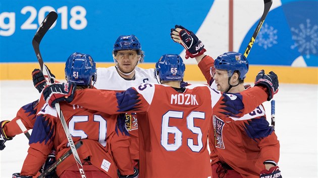Čeští hokejisté se radují z gólu do švýcarské branky. Uprostřed je kapitán Martin Erat.