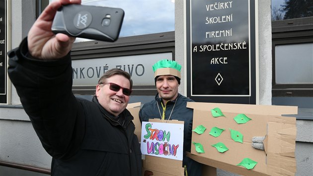 Zdenk kromach si dl selfie ped sjezdem SSD v Hradci Krlov (18.2.2018).