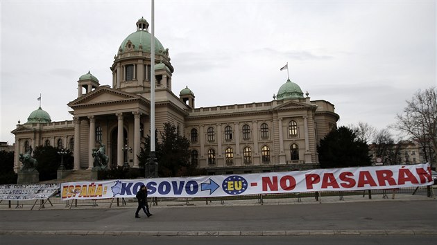 Transparent před budovou srbského parlamentu v Bělehradu chválí rozhodnutí španělské vlády neuznat nezávislost Kosova. Nevyřešené vztahy s nejmladším evropským státem jsou překážkou vstupu Srbska do Evropské unie (7. února 2018)
