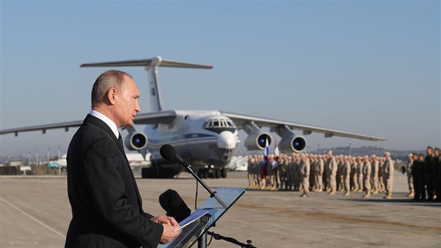 Ruský prezident Vladimir Putin promlouvá k nastoupené jednotce na letecké základně Hmímím v Sýrii (12. prosince 2017)