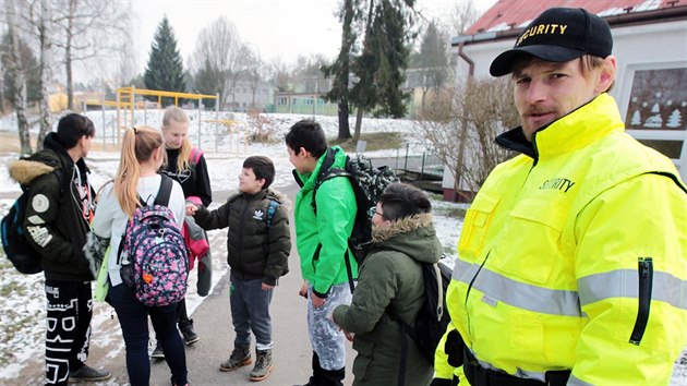 Divok prasata uprosted bukovanskho sdlit vzbudila v obci podn rozruch. Pracovnci ochranky pro jistotu doprovzej dti na cest ze koly. Pestoe myslivci v okol obce nkolik kus ern zve odstelili, nebezpe dl trv.