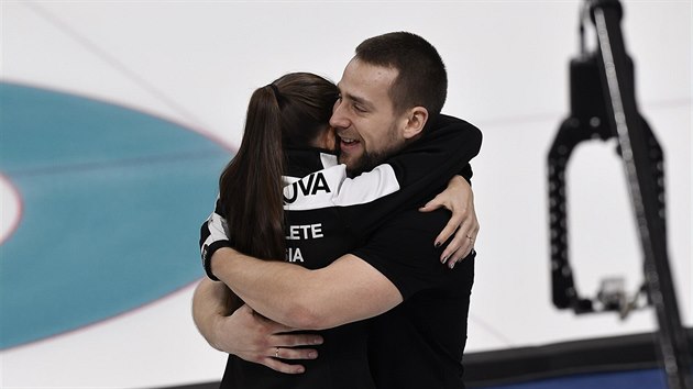 Ruský pár Anastasia Bryzgalovová - Alexandr Krušelnickij vybojoval bronz v turnaji smíšených dvojic v curlingu.