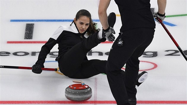 TVRD DOPAD. Rusk curlerka Anastasia Bryzgalovov ztratila rovnovhu a padla na led.