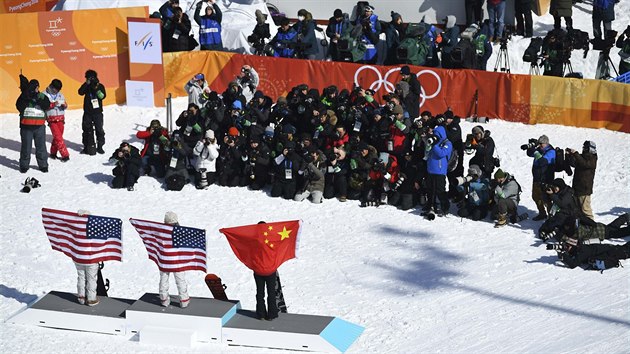 O stupn vtz se v zvod snowboardistek na U-ramp podlily Amerianky Chloe Kimov a Arielle Goldov s ankou Liou ia-j.