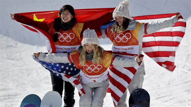 O stupn vtz se v zvod snowboardistek na U-ramp podlily Amerianky Chloe Kimov (uprosted) a Arielle Goldov s ankou Liou ia-j.