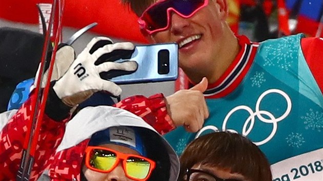 Norsk rychlk Johannes Hsflot Klaebo vyhrl zvod sprinter a stal se nejmladm bcem na lych, kter kdy zskal zlato na zimnch hrch. Selfie s takovou hvzdou je vzcn lovek!