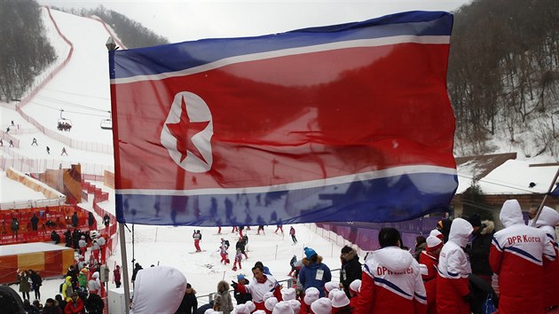 Skupina severokorejských roztleskávaček dorazila na závody slalomářek.
