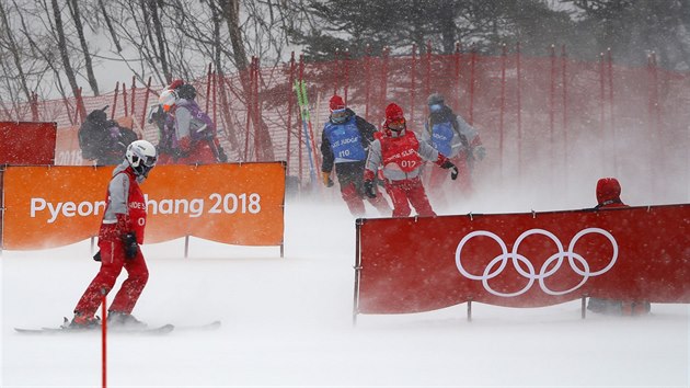 Siln� v�tr nep�eje olympijsk�mu z�vodu slalom��ek.