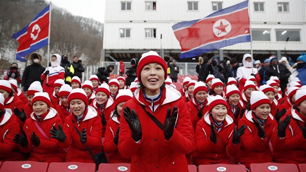Místo olympijského závodu slalomářek se o zábavu diváků staraly severokorejské roztleskávačky.