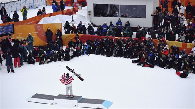 Snowboardista Shaun White vtzstvm v U-ramp vybojoval jubilejn st zlato pro USA na zimnch olympidch.