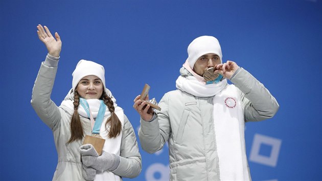 Ruský pár Anastasia Bryzgalovová - Alexandr Krušelnickij vybojoval bronz v turnaji smíšených dvojic v curlingu.