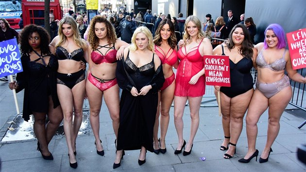 Skupina plus size modelek v Londýně protestovala proti malé diverzitě v oboru. (16. února 2018)