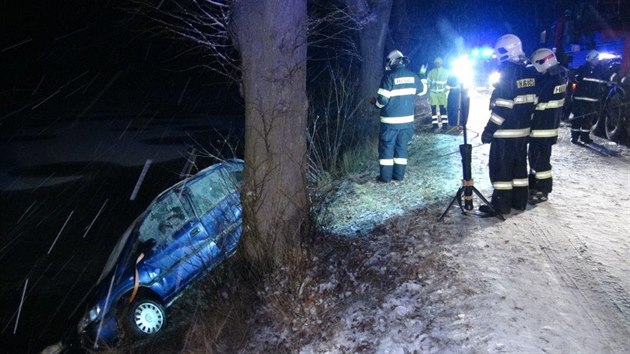 U Bystřice sjelo auto do rybníka (17. února 2017).