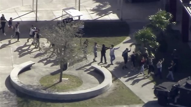 Studenti opoutj stedn kolu v Parklandu na Florid, odkud se ozvala stelba (14.2.2018)