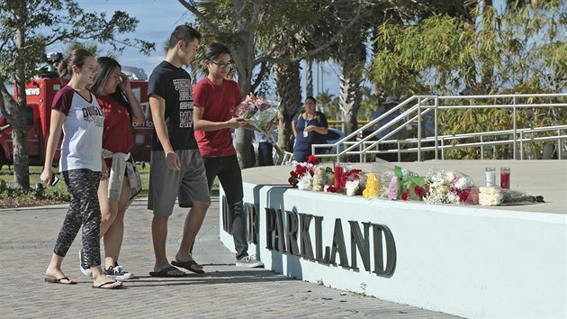 Lid nos kvtiny ke kole v Parklandu na Florid, kde bval student postlel 17 lid. (15. nora 2018)