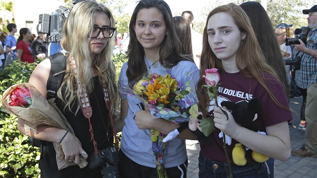 Dívky přinesly květiny ke škole v Parklandu na Floridě, kde bývalý student postřílel 17 lidí. (15. února 2018)