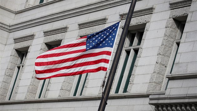 Na amerických budovách byly po neštěstí v Parklandu staženy státní vlajky na půl žerdi. (15.2.2018)