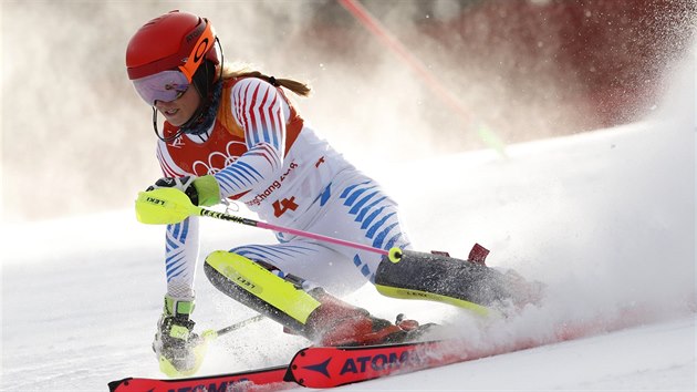 Obhjkyn zlata Mikaela Shiffrinov v 1. kole olympijskho slalomu.