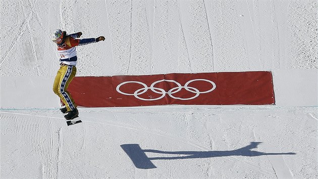 Obhjkyn olympijskho zlata ve snowboardcrossu Eva Samkov v kvalifikaci.