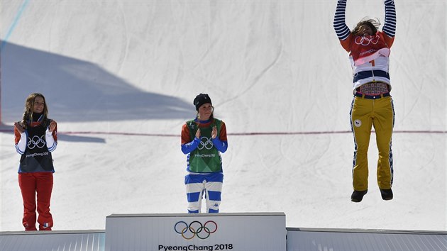 esk reprezentantka Eva Samkov (vpravo) slav bronzovou olympijskou medaili...