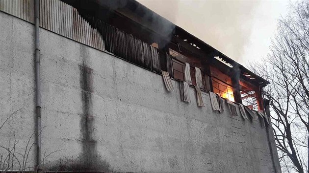 Požár seníku na Žďársku za sebou zanechal škodu 4,5 milionu korun (10. února 2018)