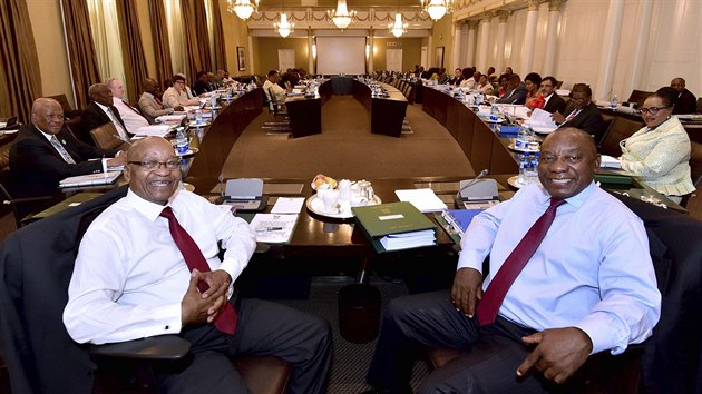 Jihoafrický prezident Jacob Zuma a viceprezident Cyril Ramaphosa (13. února 2018)