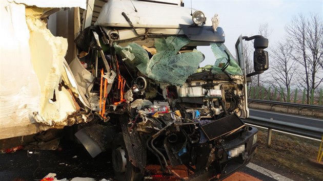Nehoda dvou kamion uzavela dlnici D35 (13. nora 2018)