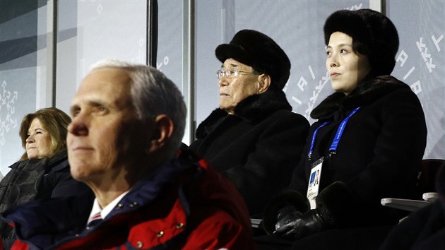 Setkn dvou odlinch svt. Kim Yo Jong, sestra severokorejskho dikttora Kim ong Una, pihl olympijskmu dn za zdy americkho viceprezidenta Mikea Pence.