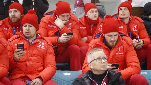 Olympijští hokejisté z Ruska sledují v Pchjongčchangu utkání svých krajanek proti Kanaďankám.