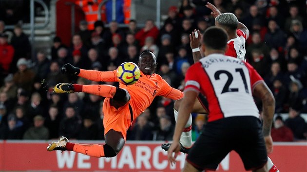 Sadio Man (Liverpool) se pokou o akrobatick zakonen v duelu se Southamptonem.