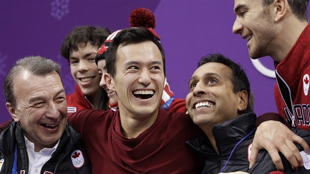 Kanaďan Patrick Chan (uprostřed) se raduje s týmem po svém vítězství ve volné jízdě mužů v rámci krasobruslařské soutěže týmů.
