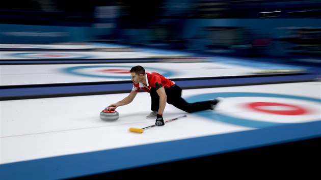 Kanaan John Morris kontroluje drhu kamene bhem semifinle curlingovho turnaje smench dvojic.