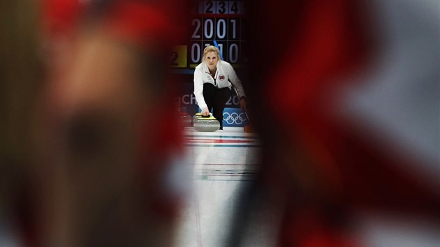 Kristin Skaslienov z Norska v semifinle turnaje smench dvojic v curlingu