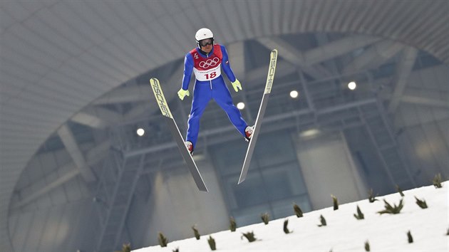 esk sdruen Miroslav Dvok bojuje s poryvy vtru.