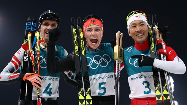 Olympijt medailist ze seversk kombinace: ampion Eric Frenzel z Nmecka (uprosted), stbrn Rakuan Lukas Klapfer (vlevo) a tet Akito Watabe z Japonska.