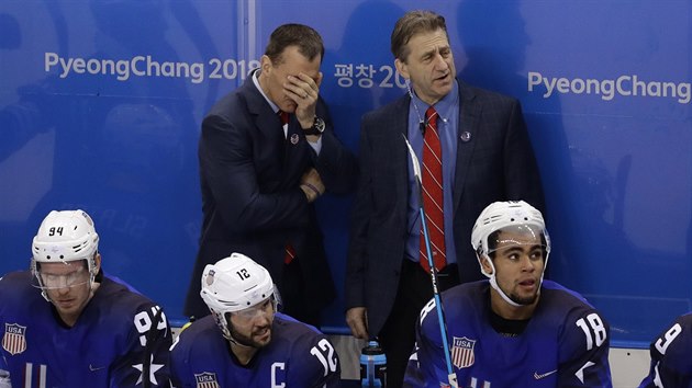 CO TO ZASE BYLO. Hlavn trenr americkch hokejist Tony Granato (vlevo) radji...